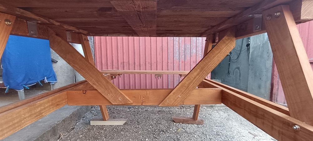 Mesa com bancos de jardim