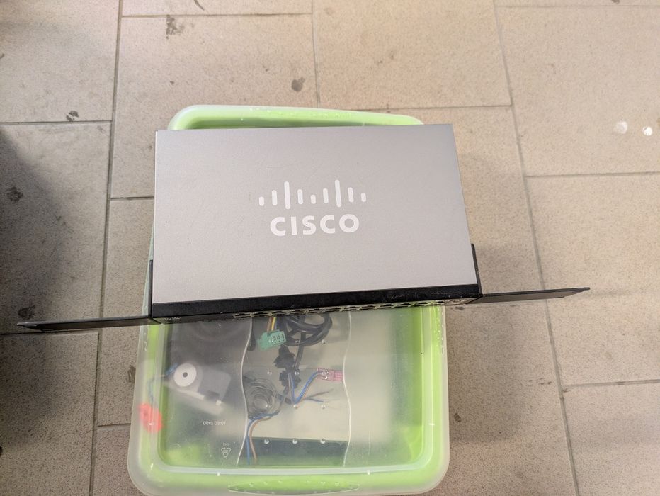 Cisco switch gigabit 1Gbps 24 porty SG102-24 SG 102 uszy rack 19