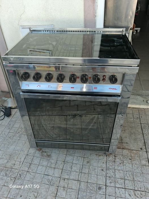 Fogão Tróia em inox com 4 bicos a gás e 1 eléctrico e forno eléctrico