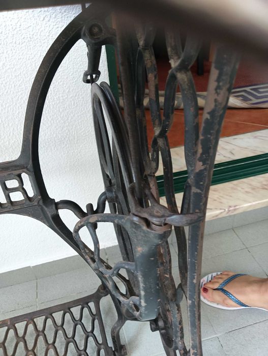 Máquina de Costura c/ móvel SINGER