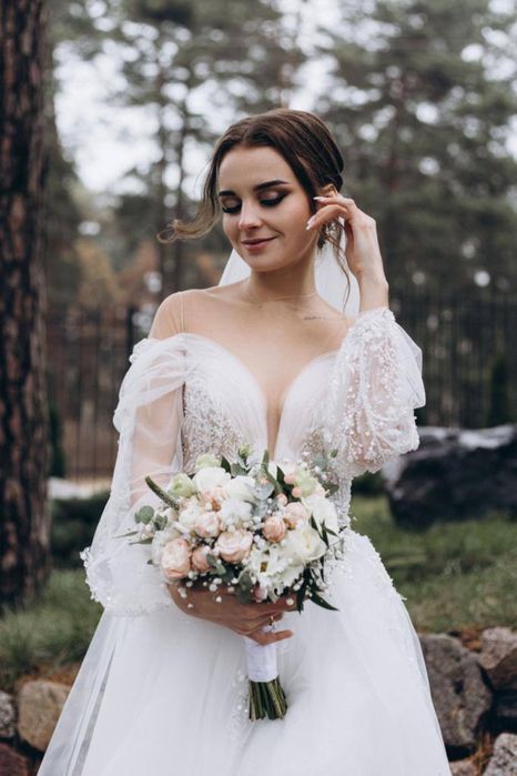 Прокат нових весільних суконь