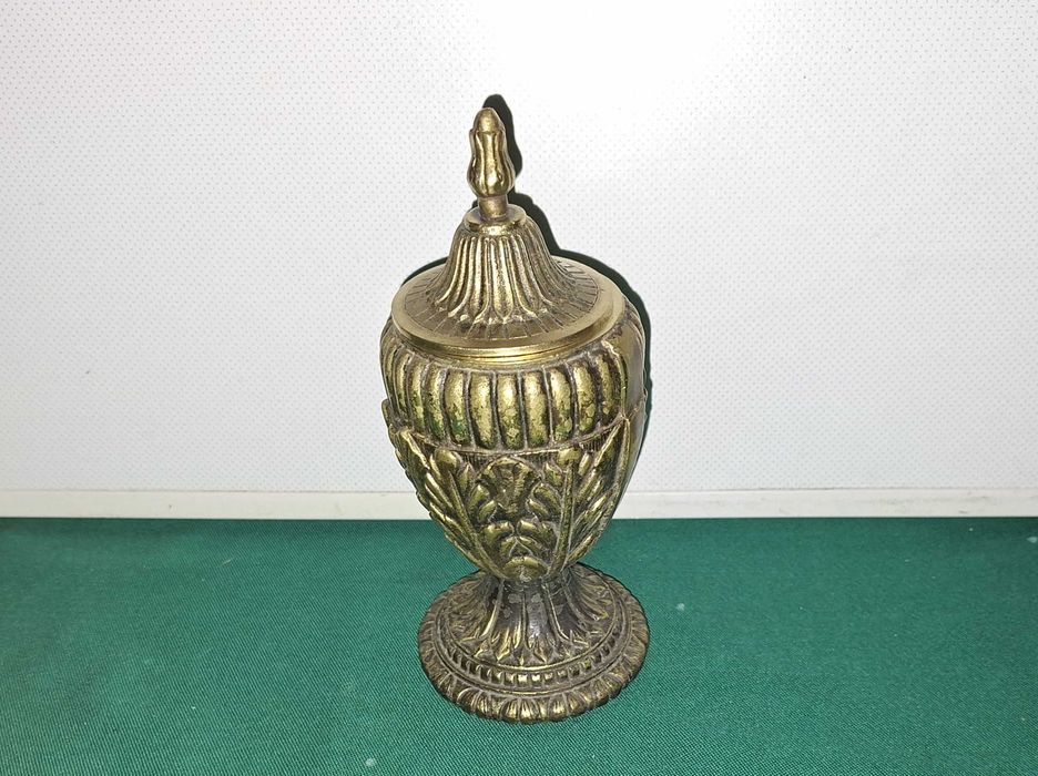 Bela Taça antiga com tampa, em latão, muito robusta - 18cm