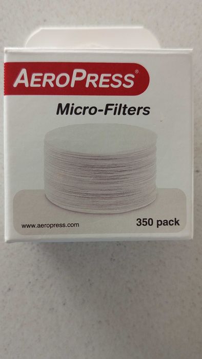 Cafeteira AeroPress Go com caixa de filtros como nova