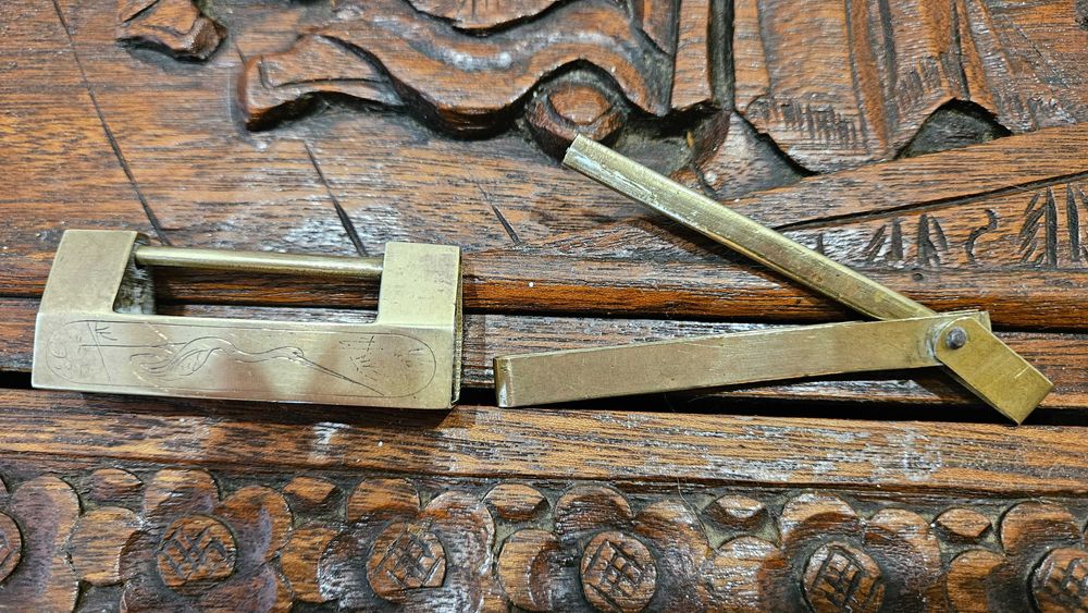 Charmoso baú entalhado a mão, com cadeado