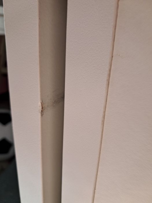 Cama dupla de criança com gavetas e prateleiras