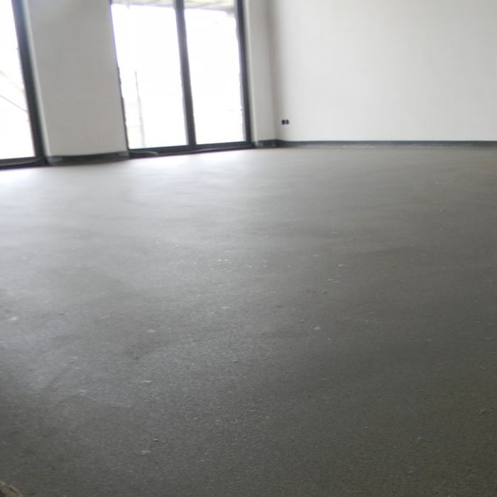 Машинная полусухая стяжка пола цементно-песчаная по тёплому полу залив