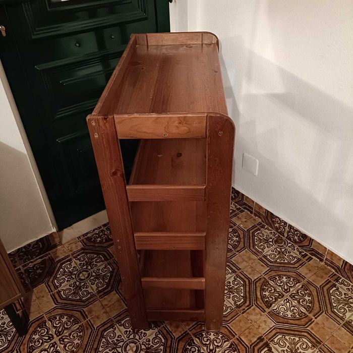 Móvel / Aparador em madeira - Usado, em bom estado