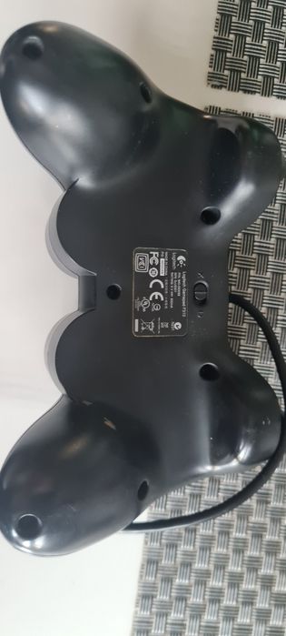 Pad do gier Logitech – przewodowy