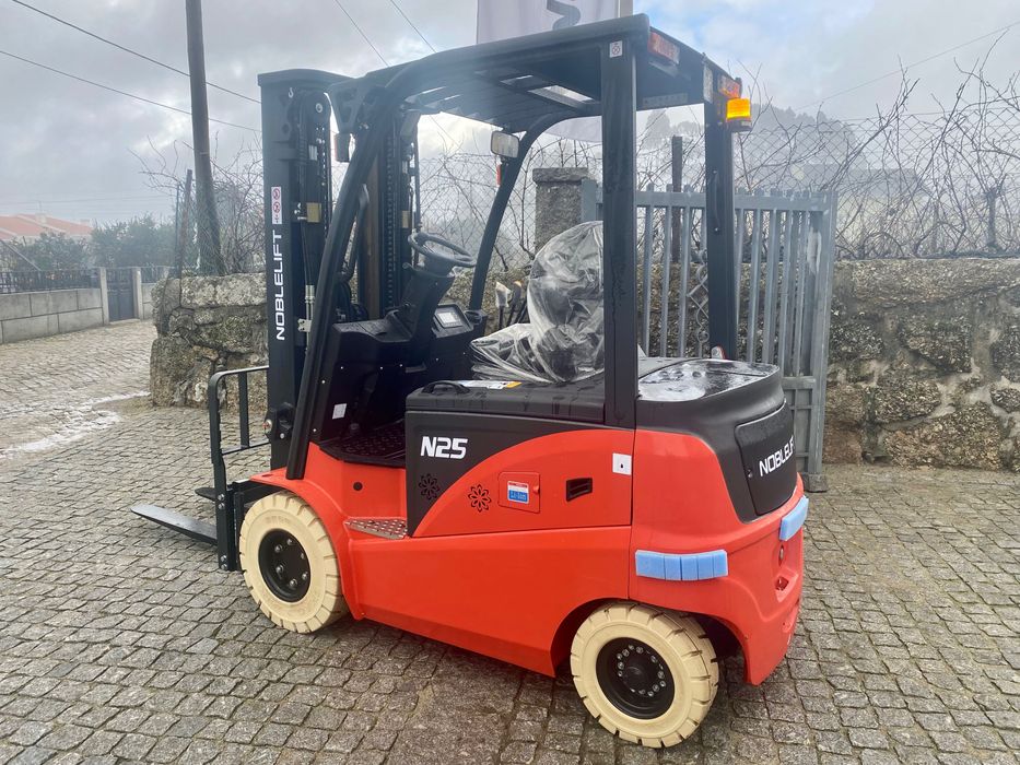 Empilhador eléctrico  Novo Noblelift 3.0T