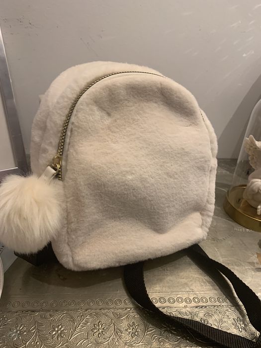 Mochila pequena de pelo branco c/ bolsinha