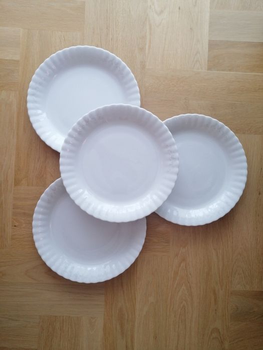 Komplet nowych talerzy Chodzież 4 sztuki