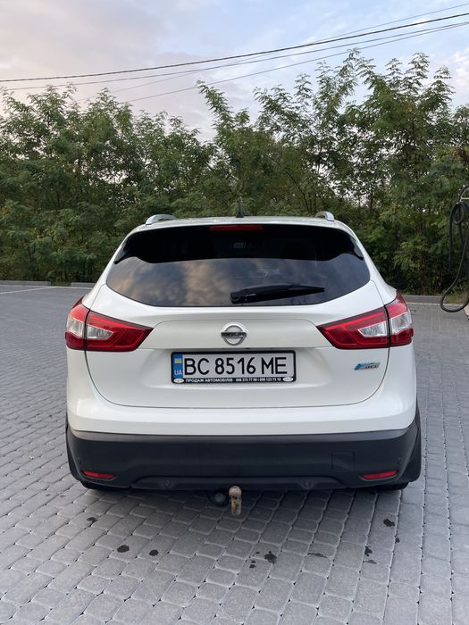 Автомобіль Nissan, максимальна комплектація.