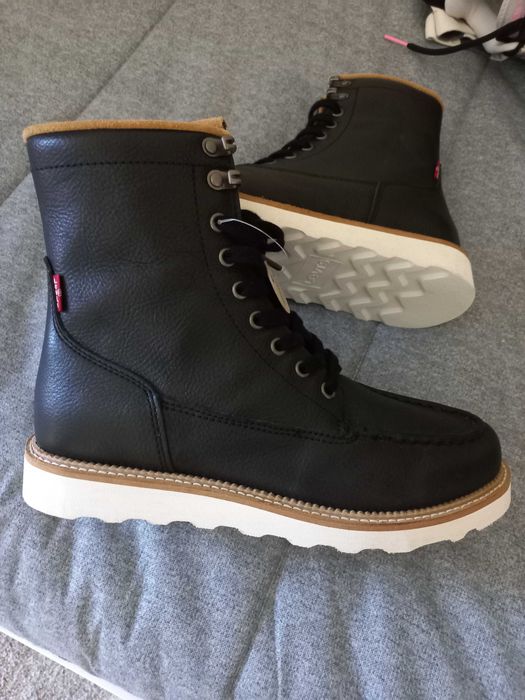 Botins Levis, novos com etiqueta. Calca um tamanho grande.