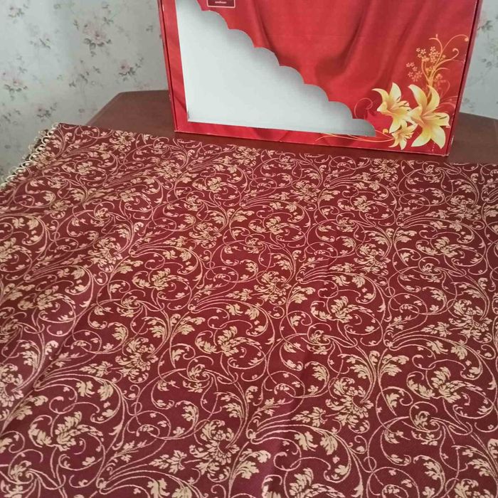 Продам красивый подарочный комплект скатерть 2 х 1.6 салфетки 6 ед х 4