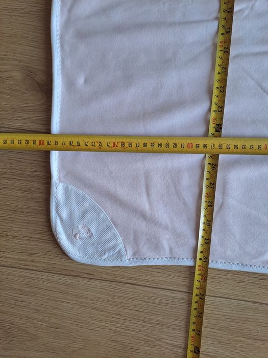 Manta de bebé cor de rosa e branca da marca laranjinha