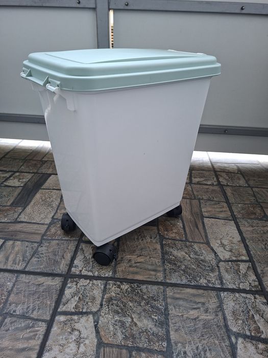 Pojemnik na karmę