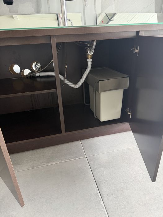 Móvel castanho laminado com pio e torneira