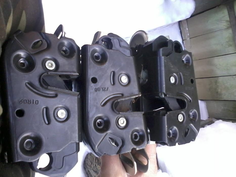 Продам недорого дверные замки мерседес вито виано оригинал.звоните.