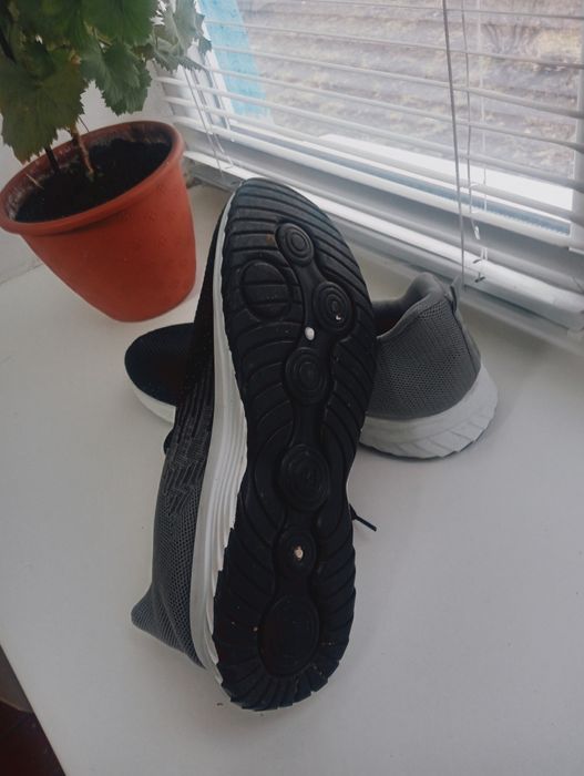 Кроссовки летние в новом состоянии