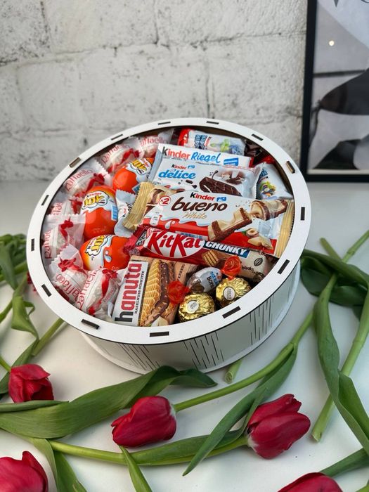 Солодкий бокс  з солодощами та мильними трояндами — ніжний подарунок