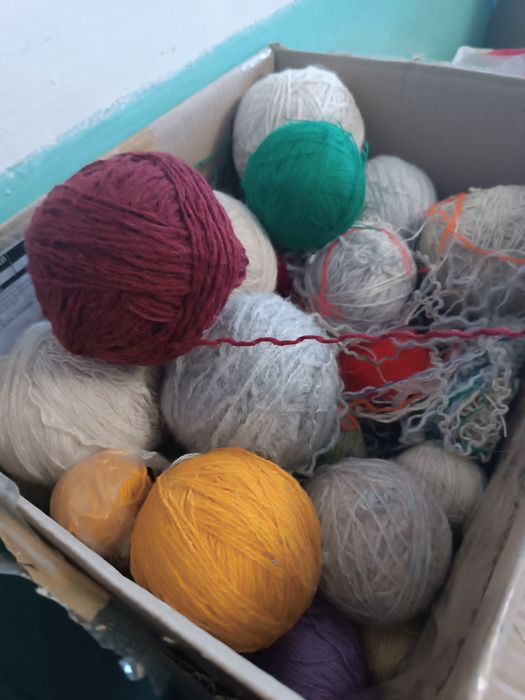 Б/у нитки та в'язані речі під розбір