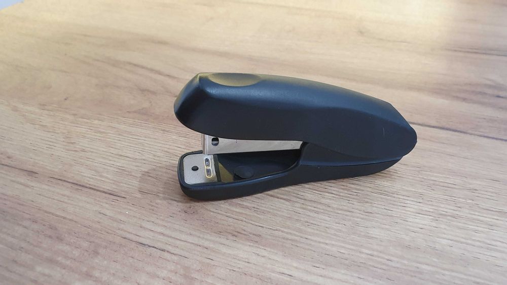 Zszywacz czarny mały