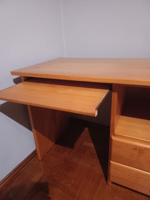 Quarto individual com cortinados e varão