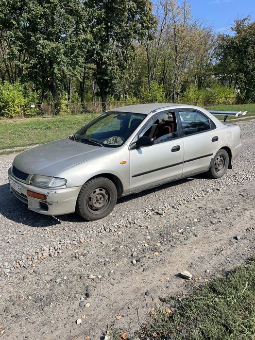 Мазда 323 в гарному стані,сів поїхав.