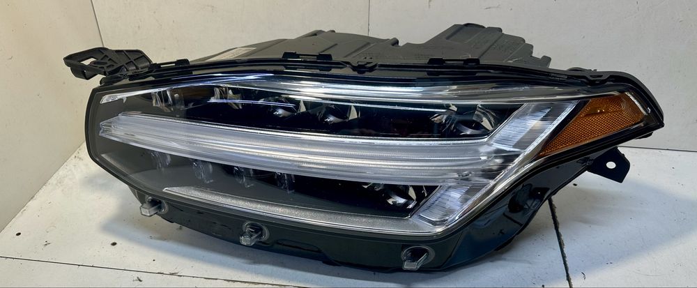 фара ліва Volvo XC90 2016 - 2023 год 31655811