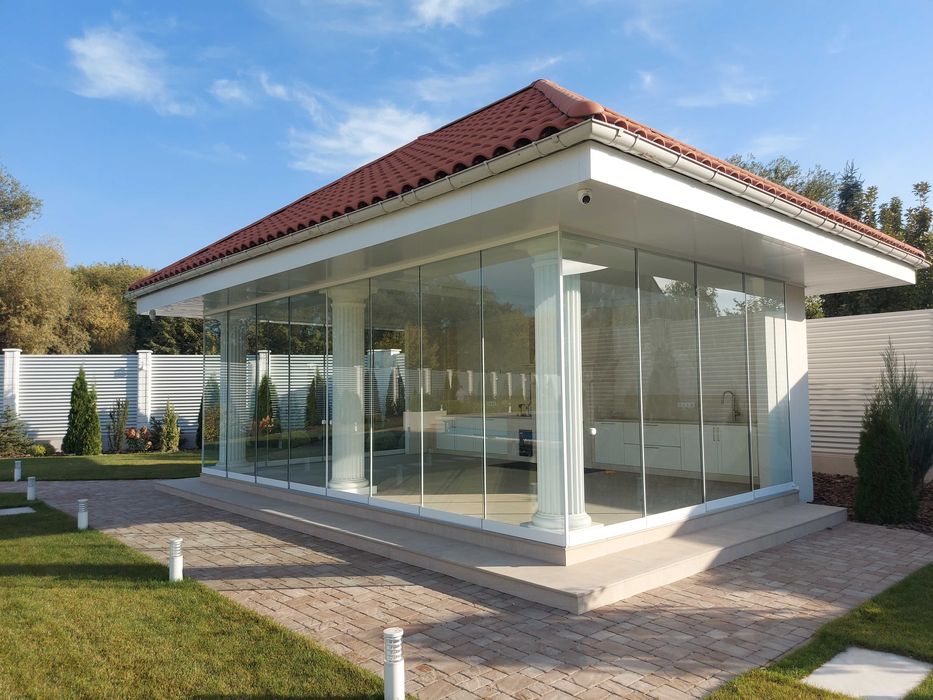 Безрамне скління альтанок та веранд від виробника. Якісно та надійно.