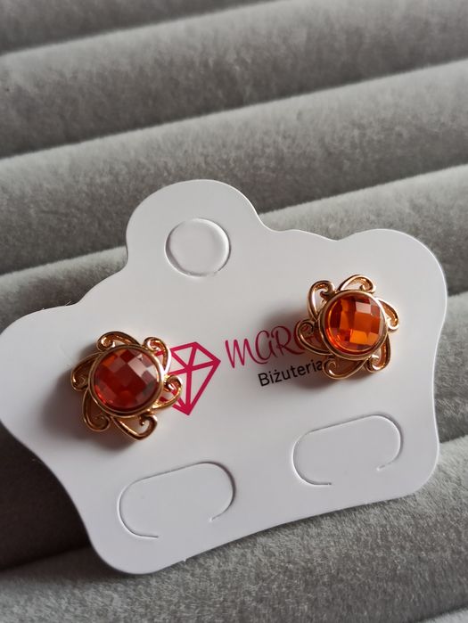 Złote kolczyki, stal chirurgiczna