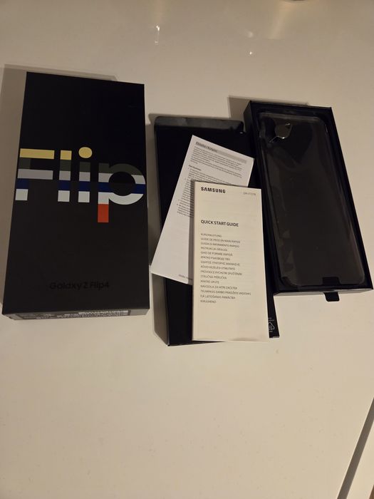 Galaxy Z Fiip4 Bespoke Edition
SM-F721B1SHEUE Czarny/bialy/bialy
Gala