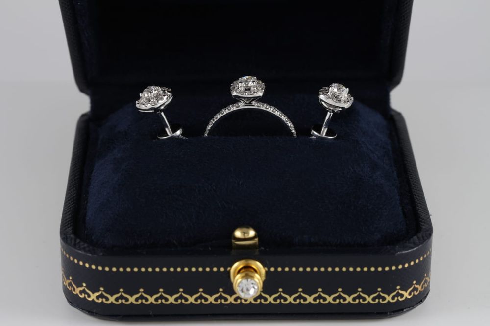 Золотое кольцо с бриллиантами в стиле Tiffany