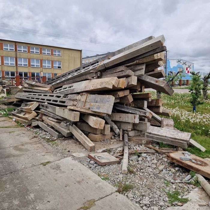 Gruz betonowy połamane słupy