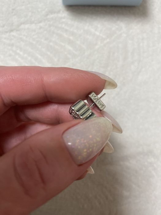Продам сережки Loewe