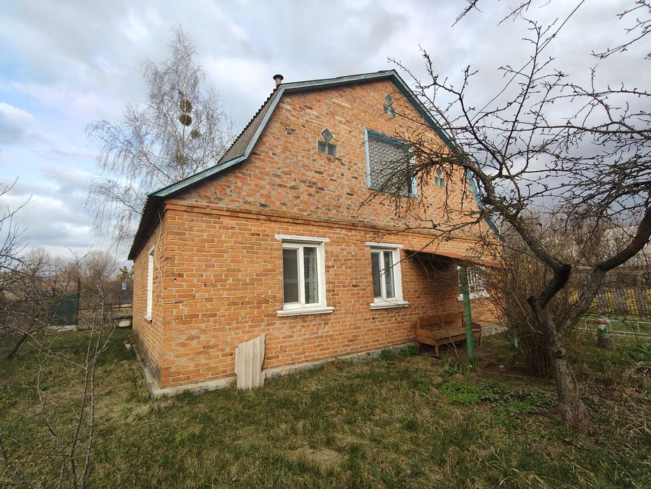 Бабинці-продам цегляний капітальний будинок в центрі селища !