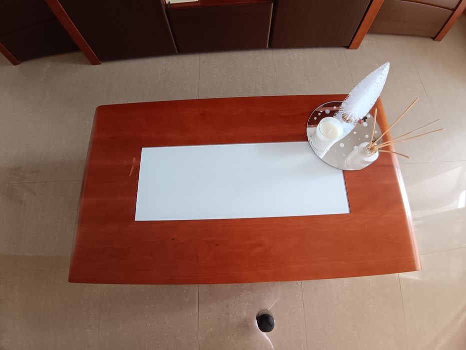 Móvel de sala e mesa de centro em cerejeira