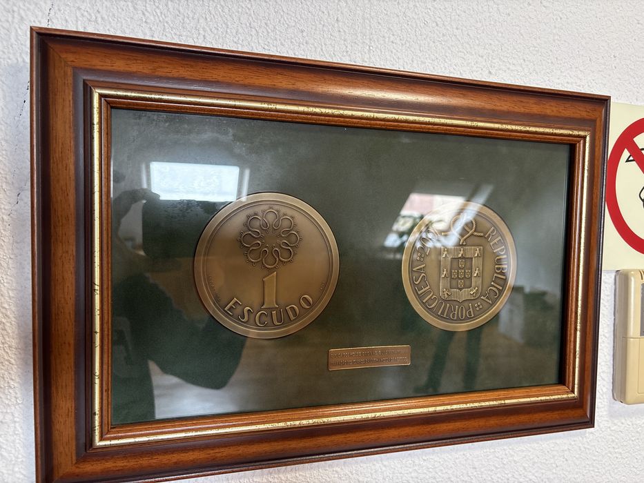 Quadro com medalha de 1 escudo