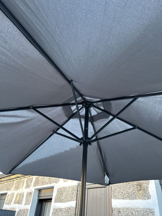 Guarda sol com mesa e cadeira