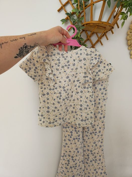 Komplet sinsay w kwiaty prązkowany dzwony 116.