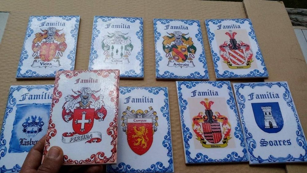 Brasões de família em tradicionais azulejos portugueses