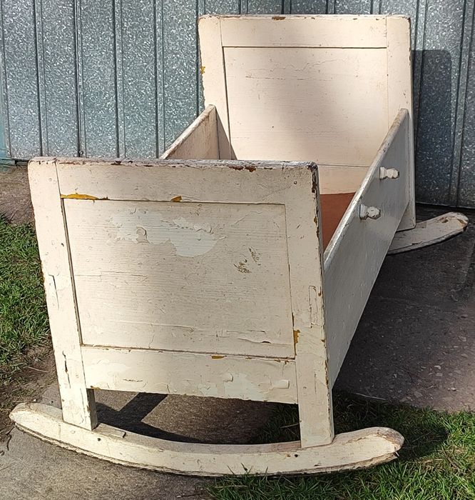 Stara drewniana kołyska ludowa