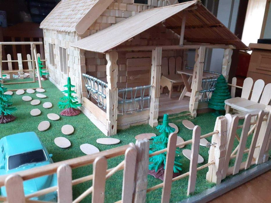 Mini domek z klamerek i patyczkòw