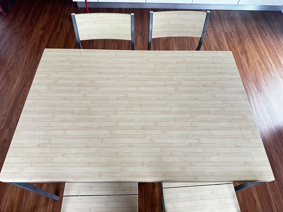 Mesa de jantar com 4 cadeiras