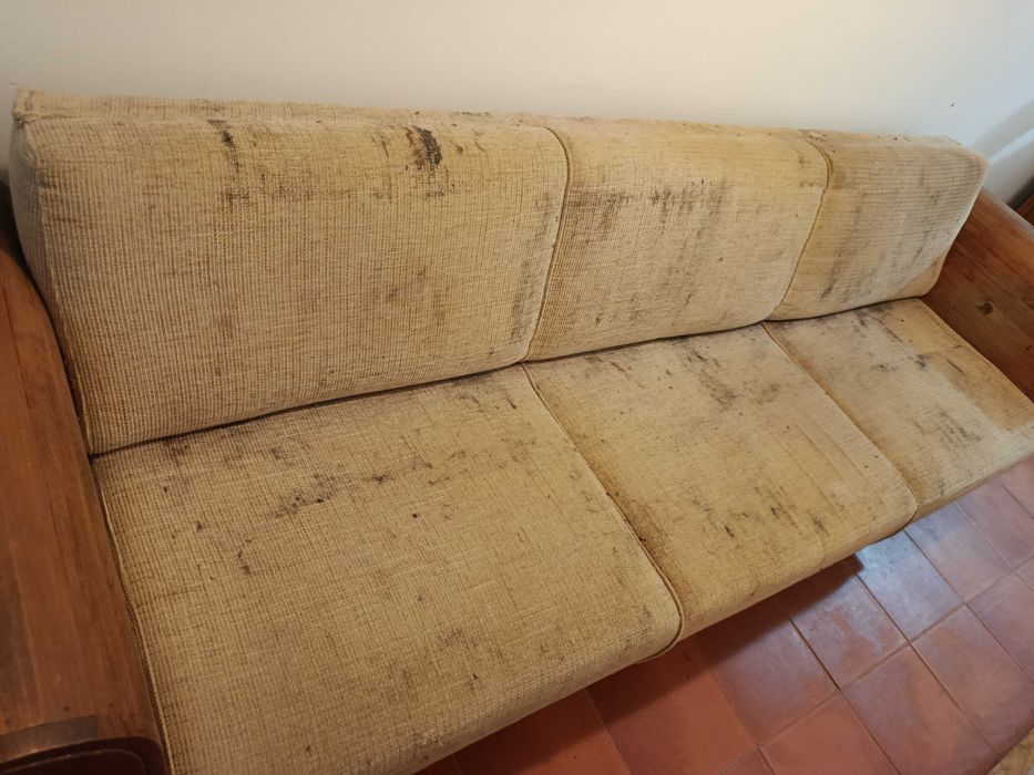 Sofa original em madeira de castanho fabrico nacional a precisar de estofar