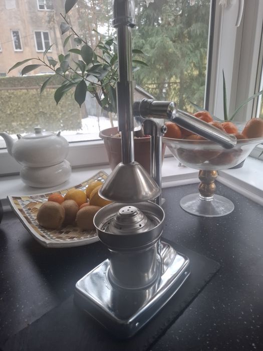 Nowa ręczna wyciskarka do owoców