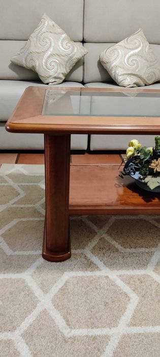 Mesa de centro em madeira maciça com tampo de vidro - Excelente estado