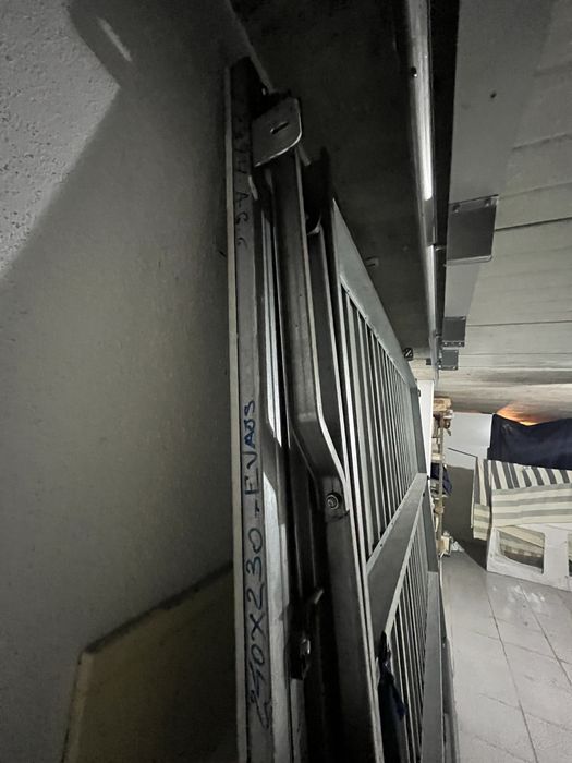 Portão metalico basculante