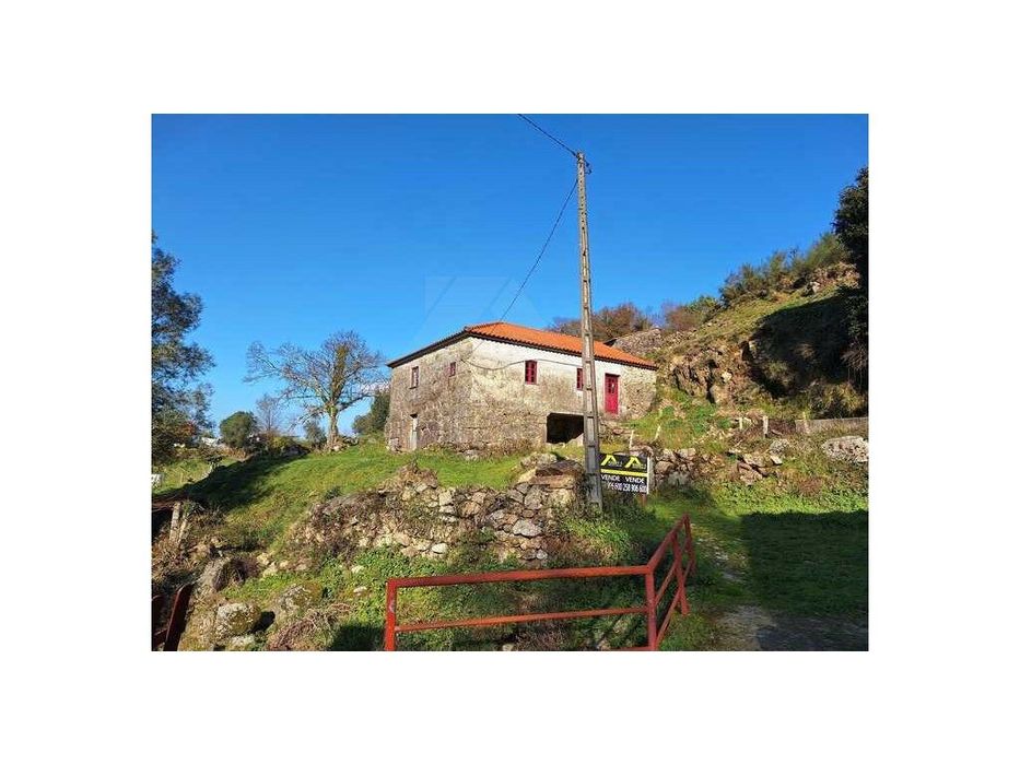 Propriedade com 2 moradias em pedra