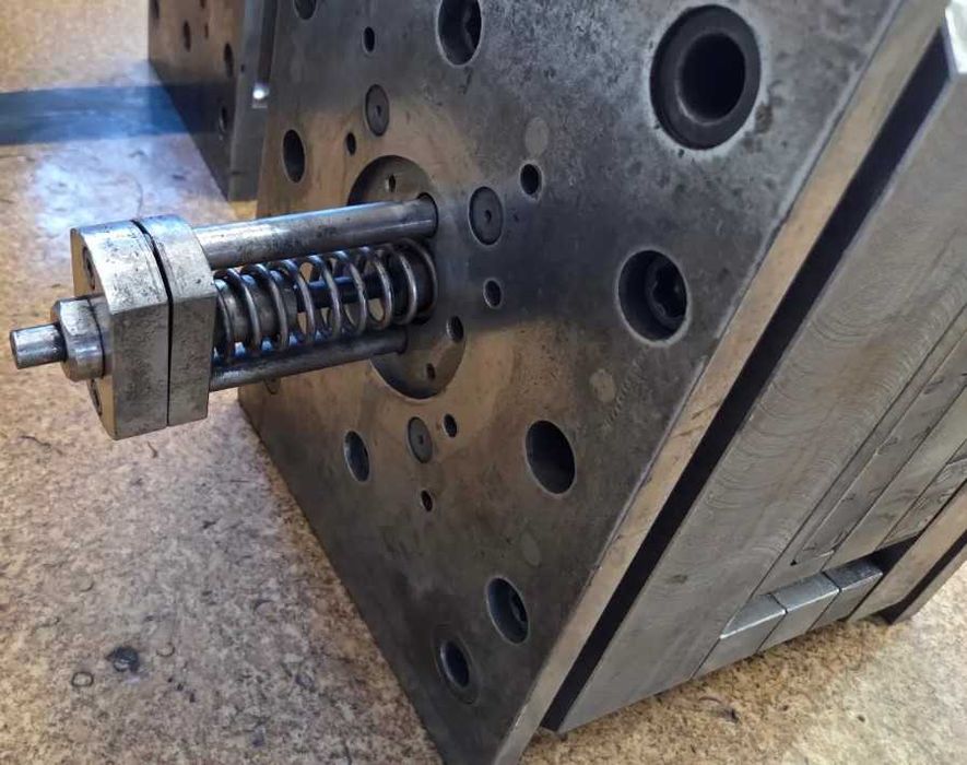 Forma wtryskowa (matryca) do produkcji nakrętek Ø66 mm, 4 gniazda